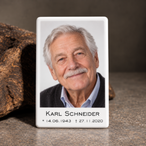 Rechteckiges Fotoporzellan mit dem Porträt eines älteren Mannes und einer persönlichen Namens- und Datumsbeschriftung.
