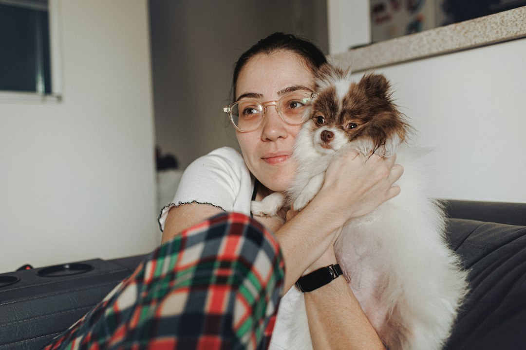 Frau mit ihrem Hund auf dem Sofa
